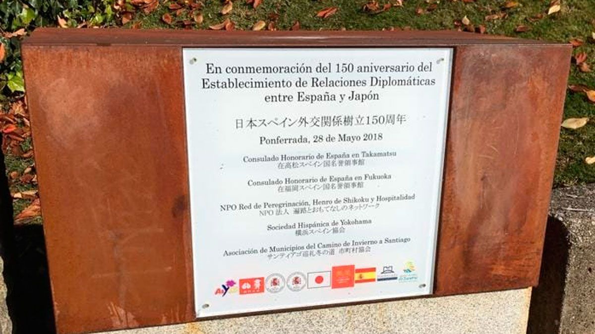 Reposición de la placa vandalizada.