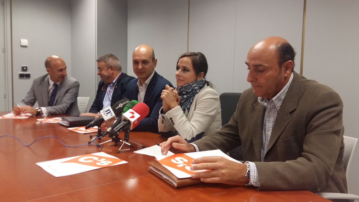 Imagen de la comparecencia de los responsables de Ciudadanos en León. | A. MARTÍNEZ