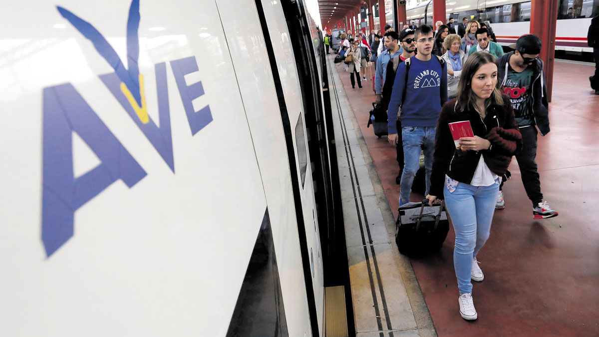 Llegada de un AVE procedente de León a la madrileña estación de Chamartín. | CAMPILLO (ICAL)
