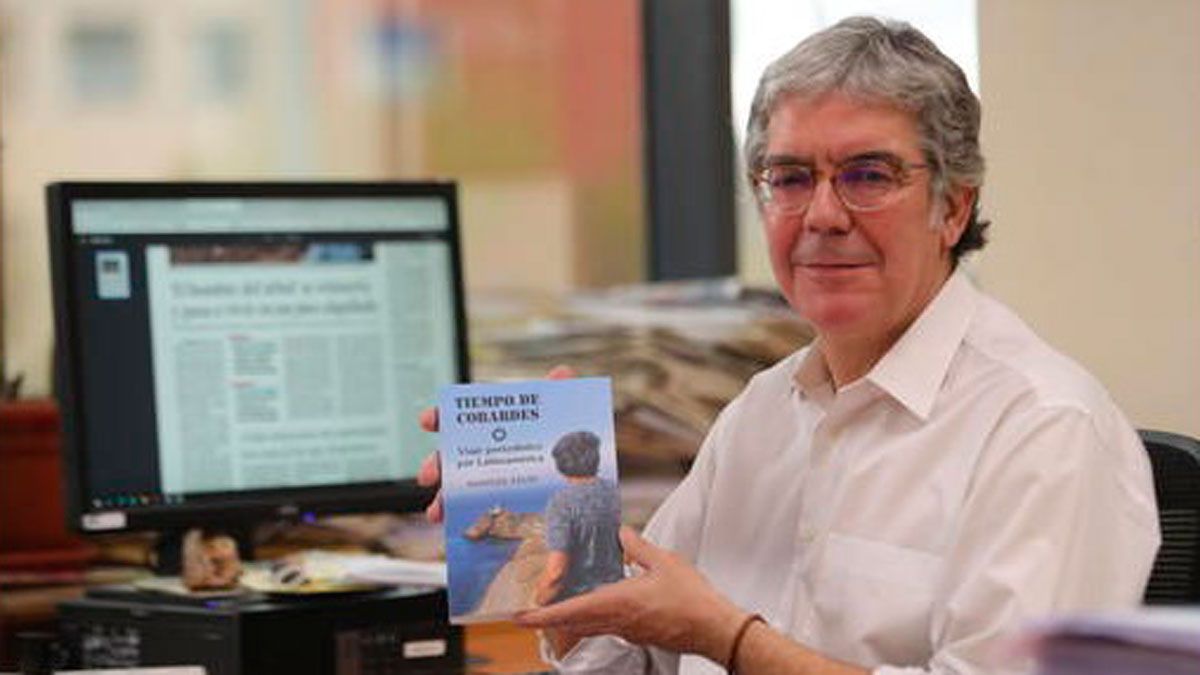 Manuel Félix con su libro recién sacado del horno entre las manos.