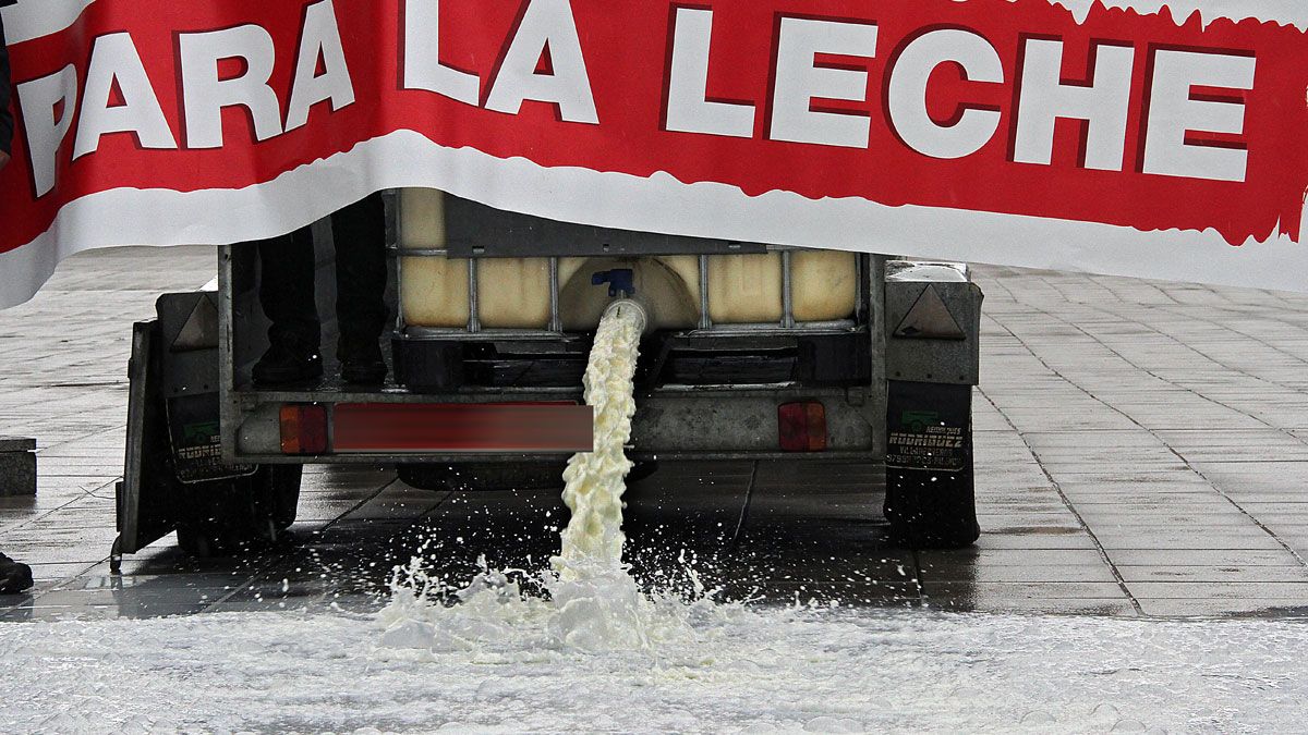 Imagen de archivo de una protesta de los ganaderos de leche en León en el año 2016. | ICAL