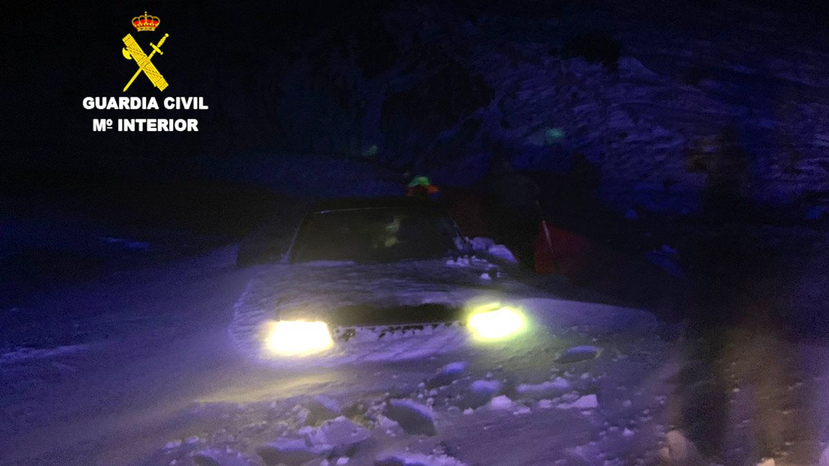 rescate-vehiculo-nieve-puebla-de-lillo-leon-9122021.jpg