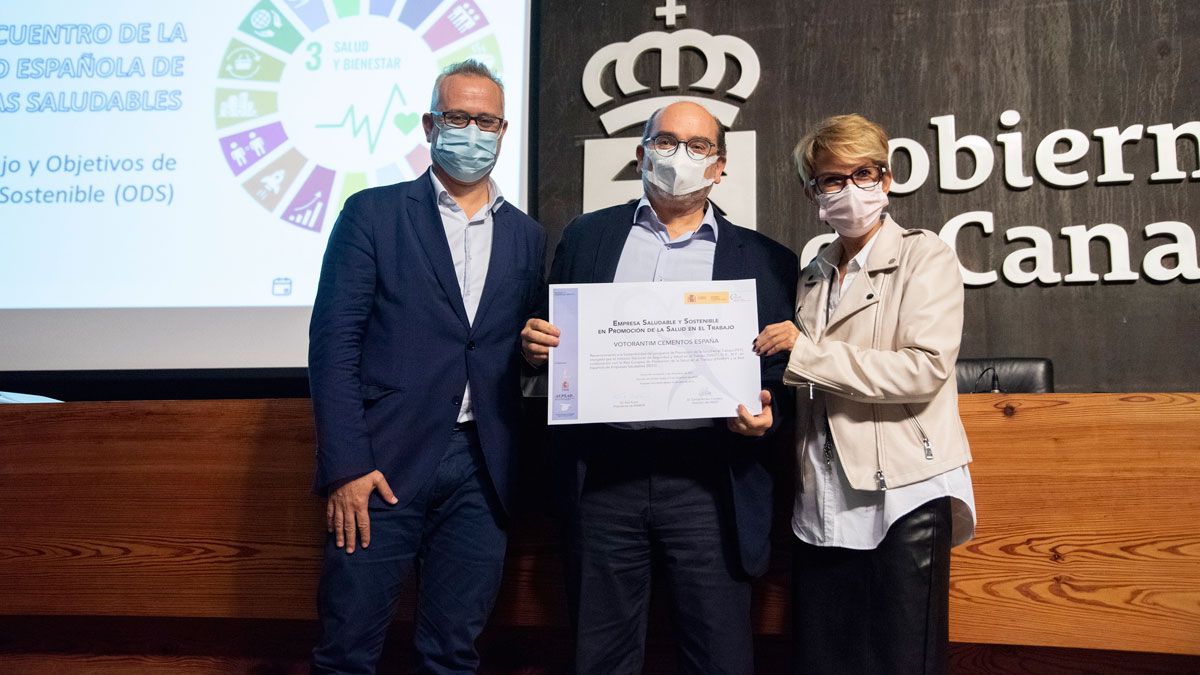 En el centro, Santiago Díaz de Freijo López, Coordinador de Salud y Bienestar de Votorantim Cimentos España, junto a María Jesús Sagües Cifuentes, Consejera Técnica del INSST