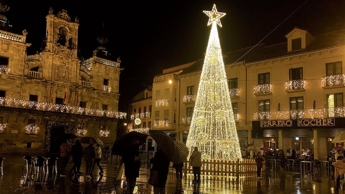 Una imagen de la Plaza Mayor de la ciudad de Astorga, en Navidad. | P.F. Una imagen de la Plaza Mayor de la ciudad de Astorga, en Navidad. | P.F.