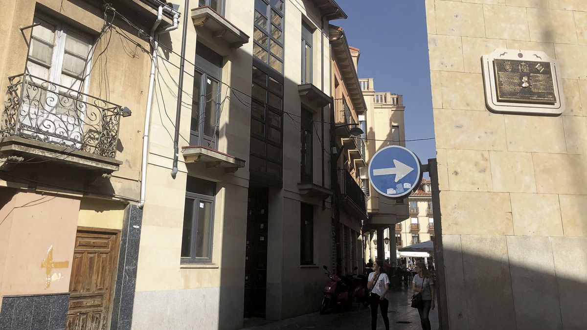 Se sitúa en la Calle La Bañeza, frente al lateral del Consistorio. | P.F.