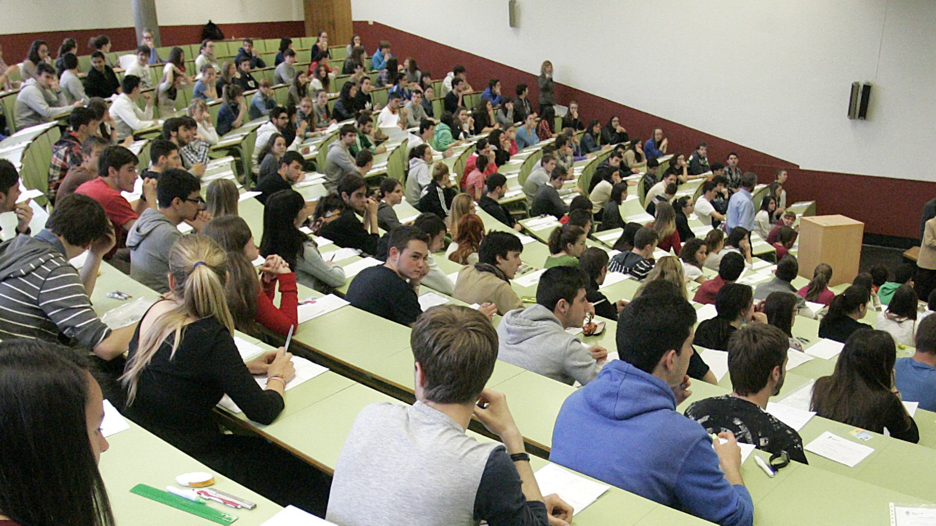 Alumnos momentos antes de realizar su examen de selectividad | ICAL