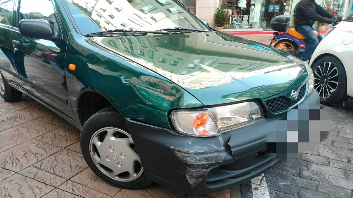 El coche provocó daños en un banco tras salirse de la vía.