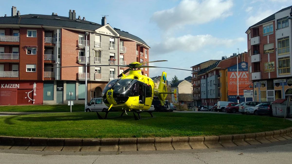 El helicóptero paró en la glorieta para acercarse al domicilio del enfermo.