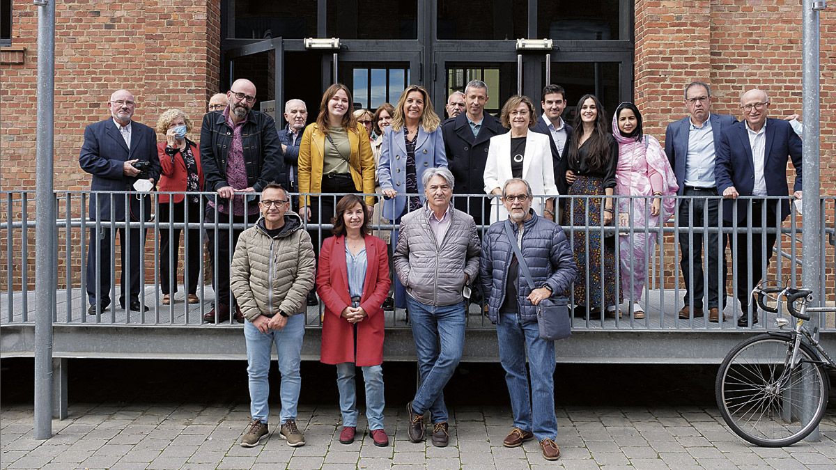 Foto de familia el día de la inauguración de ‘Expositivos 21’ en El Palacín. | VICENTE GARCÍA