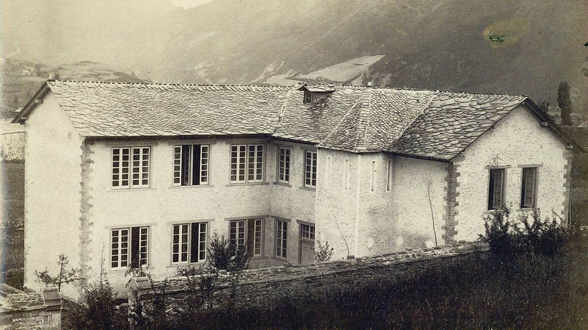 Las Escuelas de Sierra Pambley en Villablino, un modelo de enseñanza vinculado a la Institución Libre de Enseñanza que impresionó a Almudena Grandes .