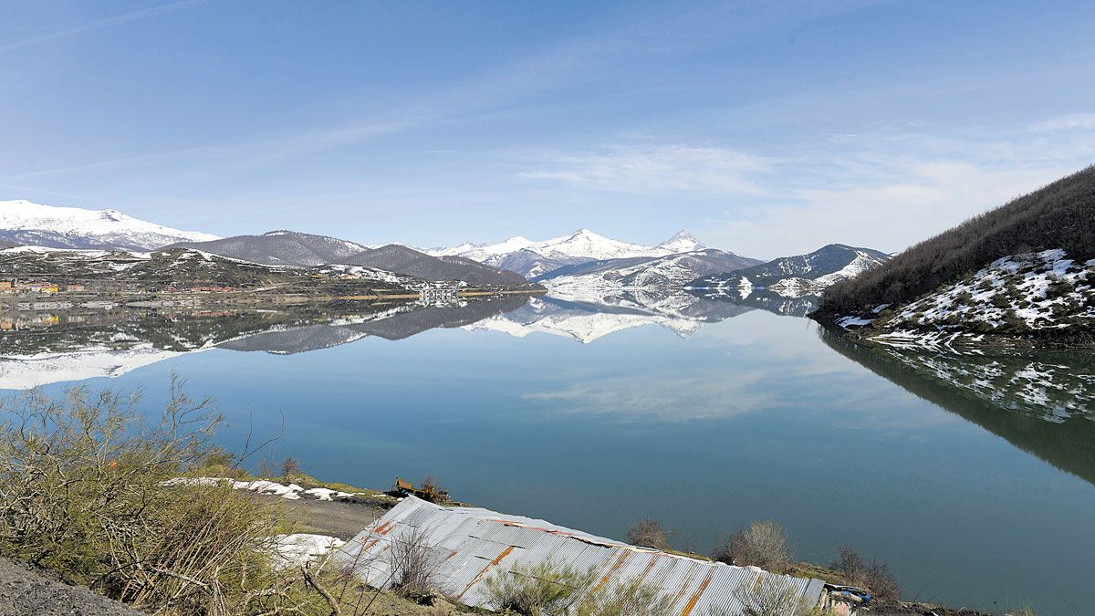 El pantano de Riaño debe surtir de agua a cuatro comunidades de regantes de la provincia. | MAURICIO PEÑA