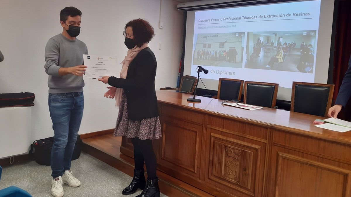 Uno de los alumnos recibiendo su título.