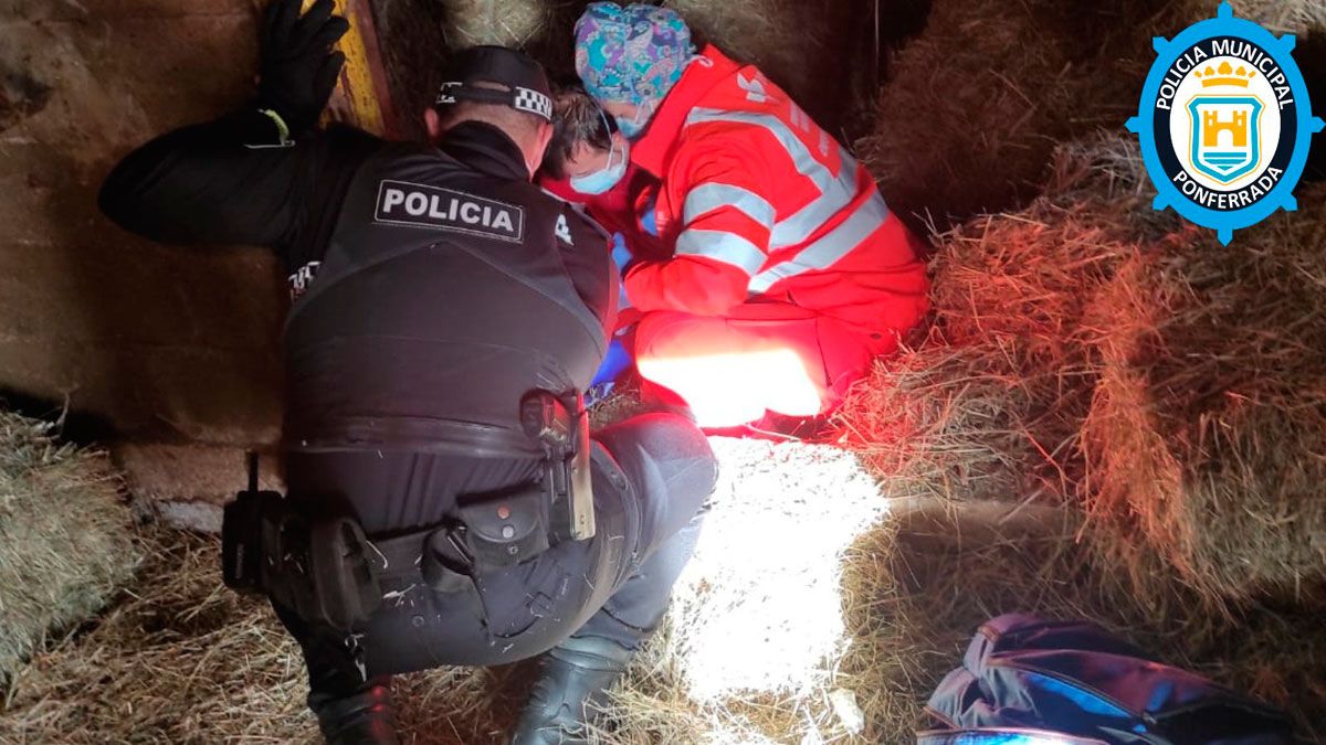 Los agentes prestando ayuda a la víctima. | POLICIA MUNICIPAL