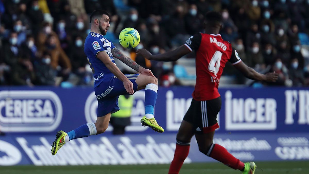 Agus Medina salta para capturar un balón ante el Mirandés. | LALIGA