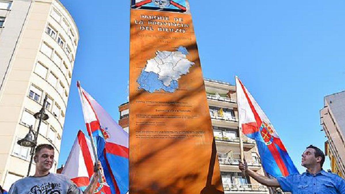 Uno de los símbolos dedicados a la comarca en Ponferrada. Uno de los símbolos dedicados a la comarca en Ponferrada.
