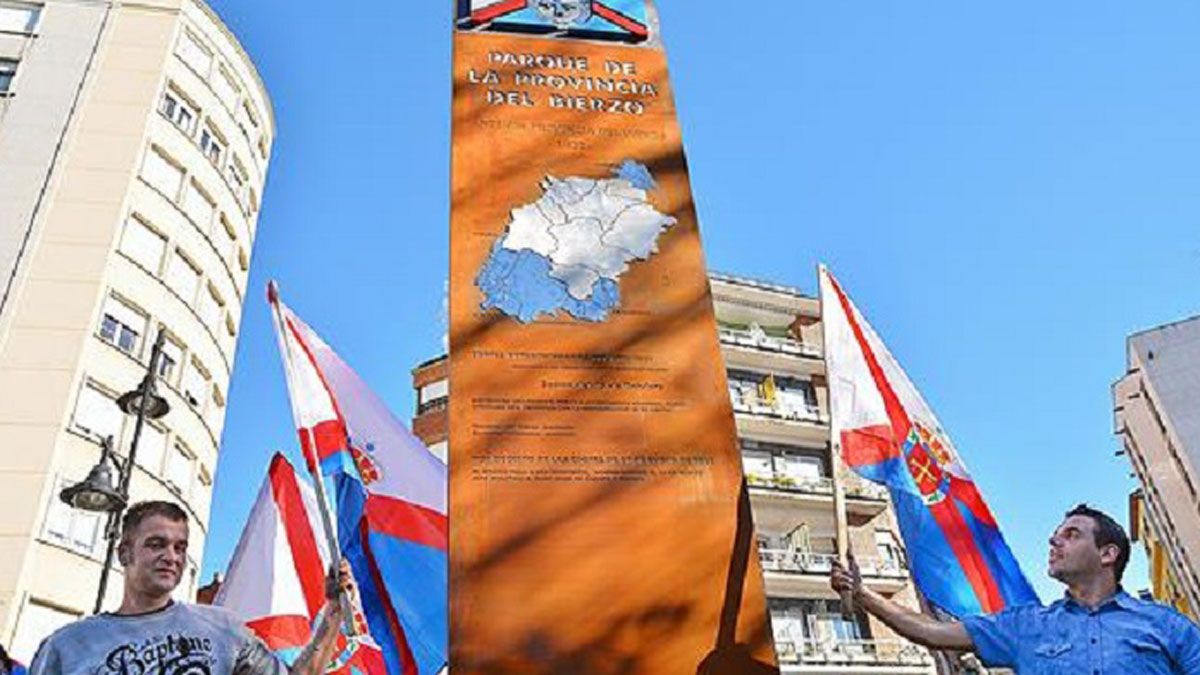 Uno de los símbolos dedicados a la comarca en Ponferrada.