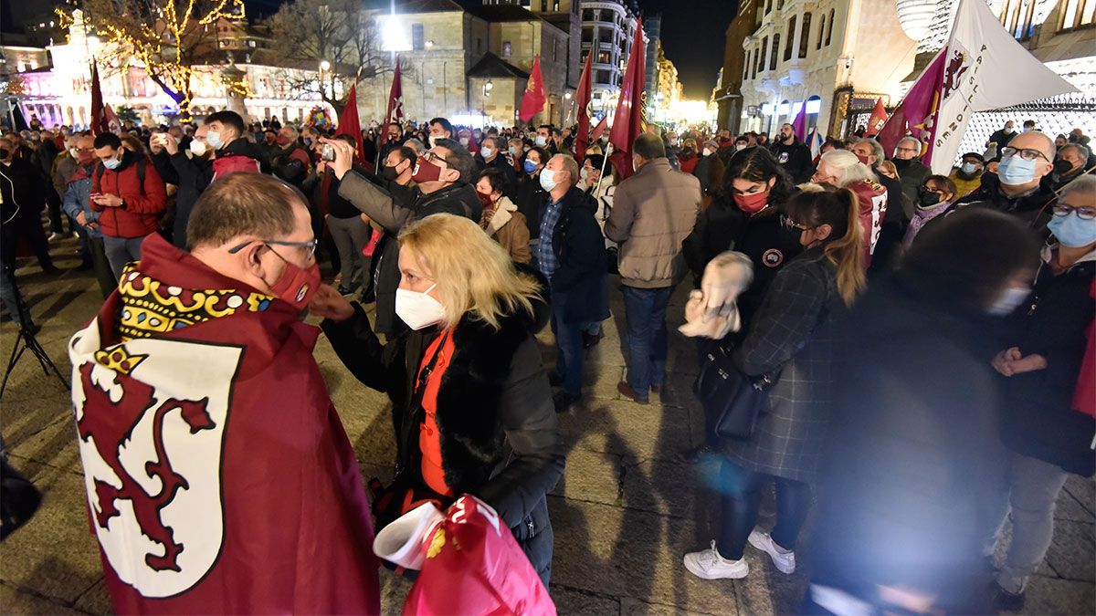 La banderas magenta volvieron a dar color a Botines. | SAÚL ARÉN