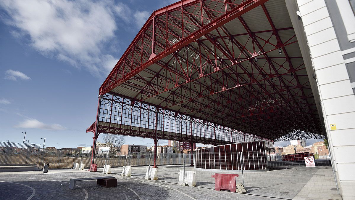 El Paseo del Ferrocarril sigue cerrado para los viandantes pese a estar terminado desde hace meses. | SAÚL ARÉN