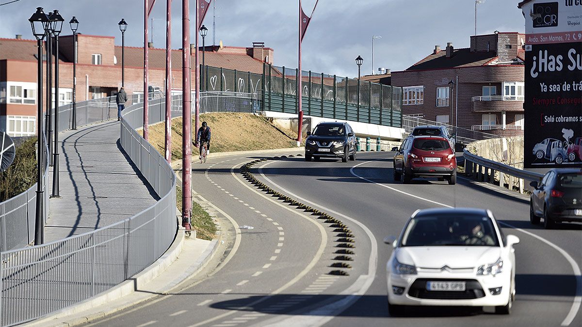 La calzada del puente elevará su cota hasta los siete metros. | SÁUL ARÉN