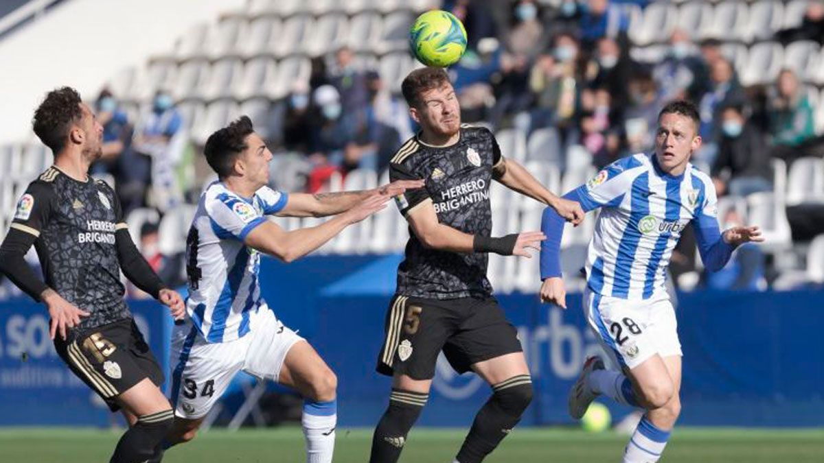 Amo corta el balón entre atacantes del Leganés. | LALIGA