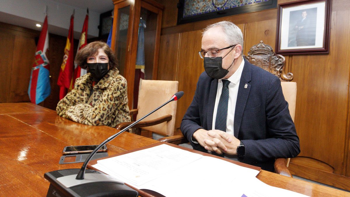 Olegario Ramón y la edil de Educación Conchi de Vega, en rueda de prensa presentado el plan. | Ical