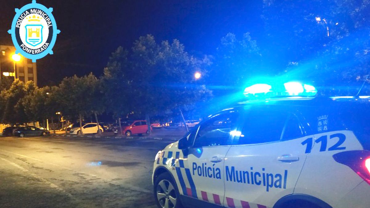 Imagen de archivo de una actuación nocturna d e la Policía Municipal de Ponferrada. PMP