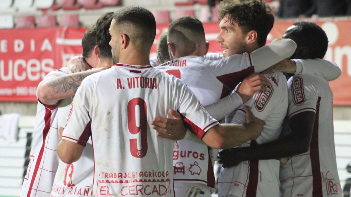 La Cultural celebra el gol de Percan en Zamora. | ISAAC LLAMAZARES