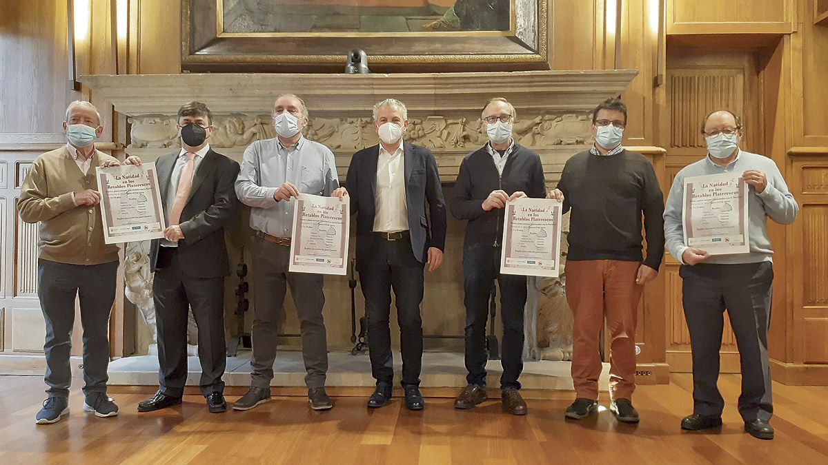 Nicanor Sen, en el centro, con los representantes de las entidades que apoyan esta iniciativa en torno a la Ruta de los Retablos del Siglo XVI.