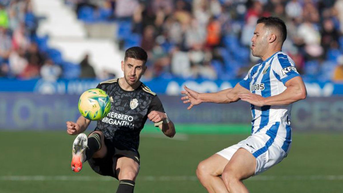 Ojeda controla un balón frente al Leganés. | LALIGA