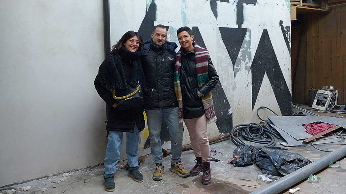 Tres de los responsables del Clandestino durante las obras realizadas tras el incendio. | MAURICIO PEÑA Tres de los responsables del Clandestino durante las obras realizadas tras el incendio. | MAURICIO PEÑA