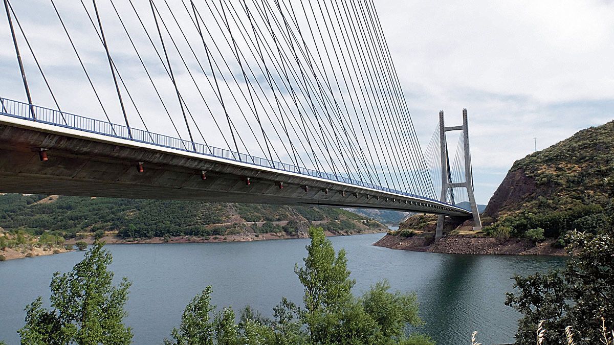 El puente Ingeniero Carlos Fernández Casado de la AP-66. :: L.n.c.