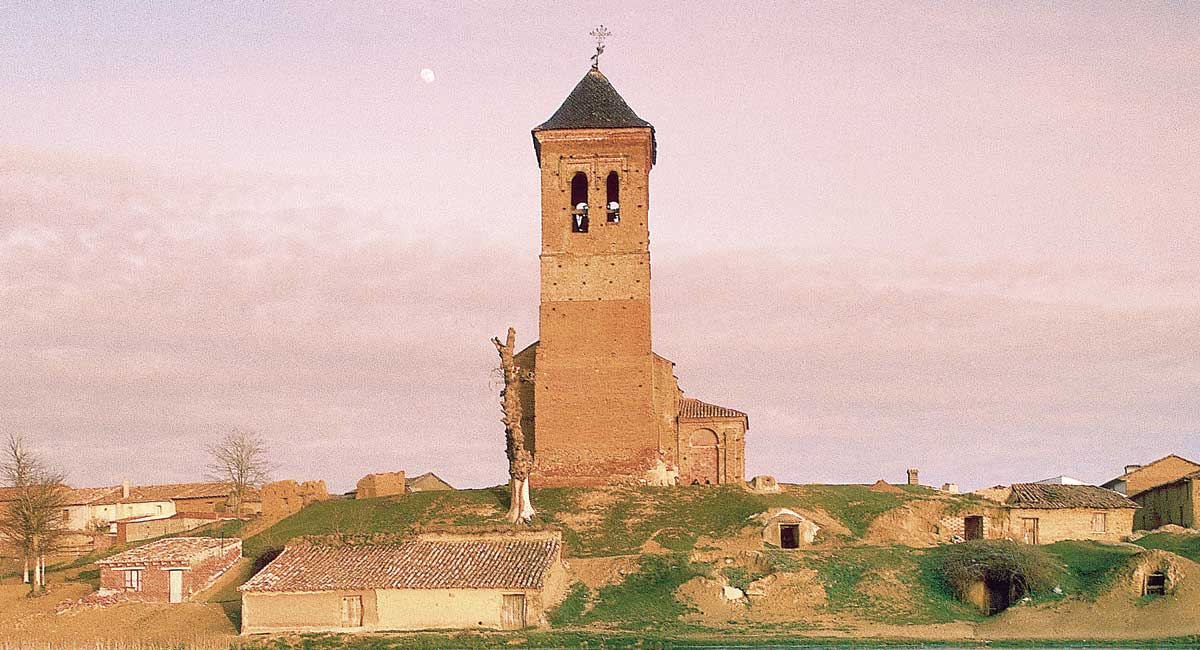 Sobre las bodegas del pueblo, la torre de Bercianos del Camino, llamada ‘La estrella del Páramo’, que se cayó en 1998. | EDILESA / NORBERTO