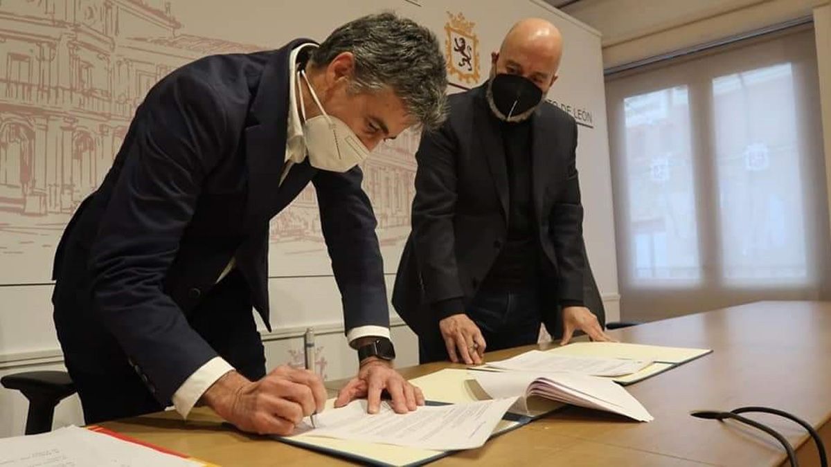 Carmelo Alonso y Joan Cruz firmaron el convenio entre el Ildefe y la Fundación Telefónica. | L.N.C.