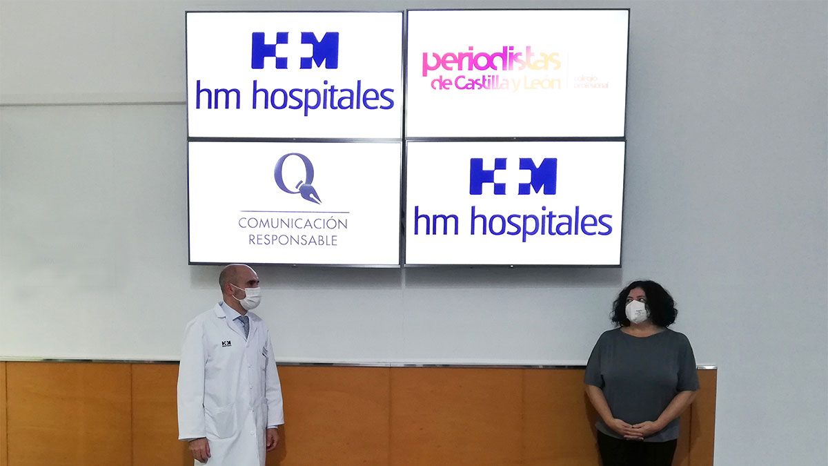 El director de HM Hospitales en Castilla y León, Jesús Saz, y la vocal del Colegio de Periodistas, Elena Fernández. | L.N.C.