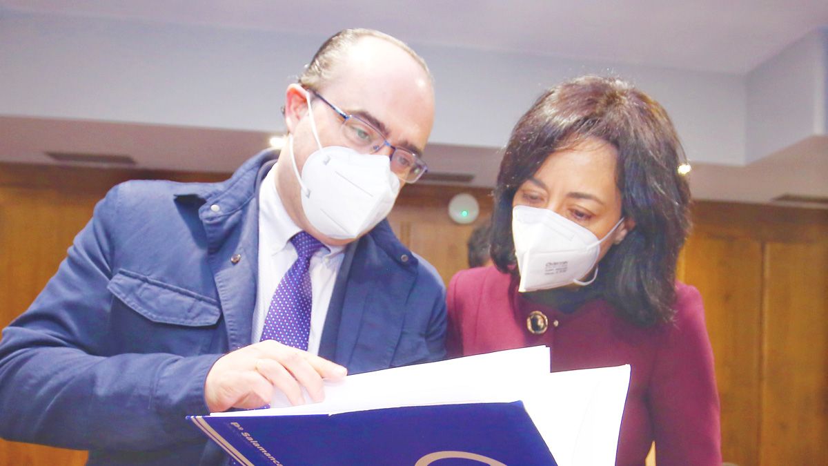 Ruth Morales (Cs) revisa una documentación con el portavoz del PP, Marco Morala, en una imagen de archivo de un pleno. | Ical