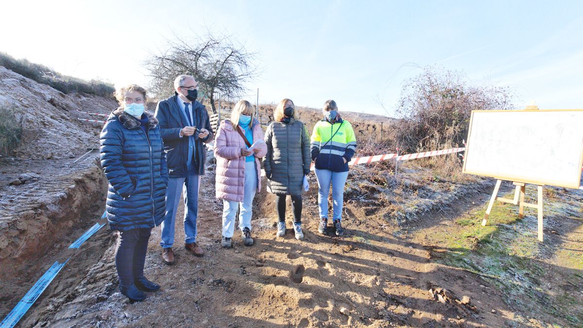 El alcalde, ediles y responsables de la obra, que ha empezado en terrenos de San Lorenzo. | Ical