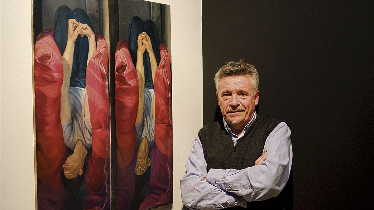 Fito de Manuel posa junto a una de las obras en Provincia. | VICENTE GARCÍA Fito de Manuel posa junto a una de las obras en Provincia. | VICENTE GARCÍA