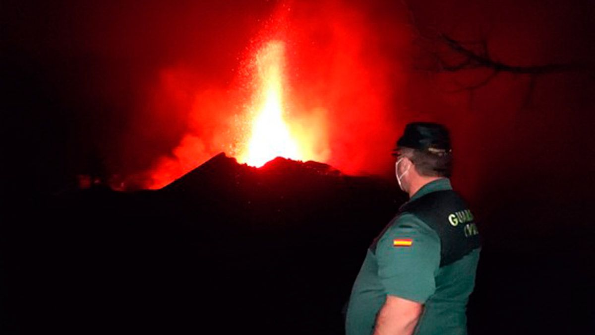 El guardia civil desplazado a La Palma contempla la lava del volcán. | L.N.C.