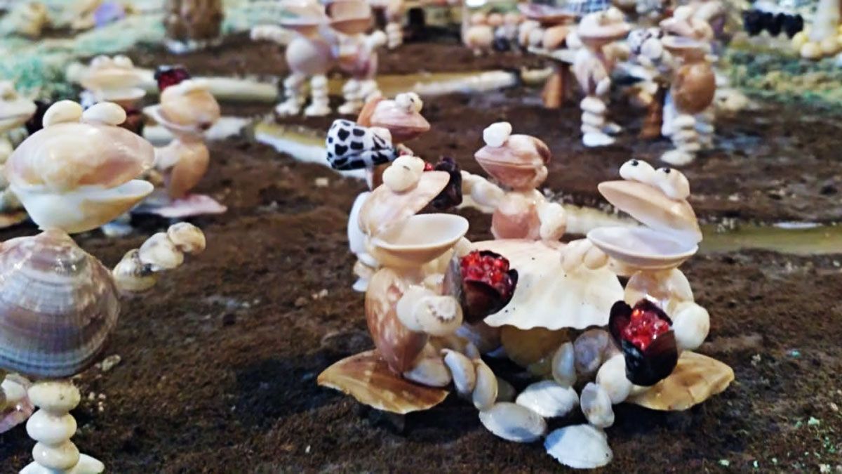 Detalle de una de las estampas del belén de conchas, en Compostilla.
