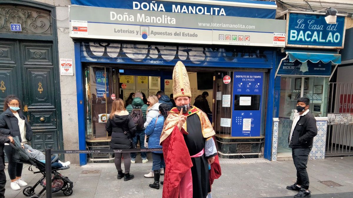 El 'obispo de la lotería' se ha acercado este domingo a la administración de Doña Manolita. | L.N.C.
