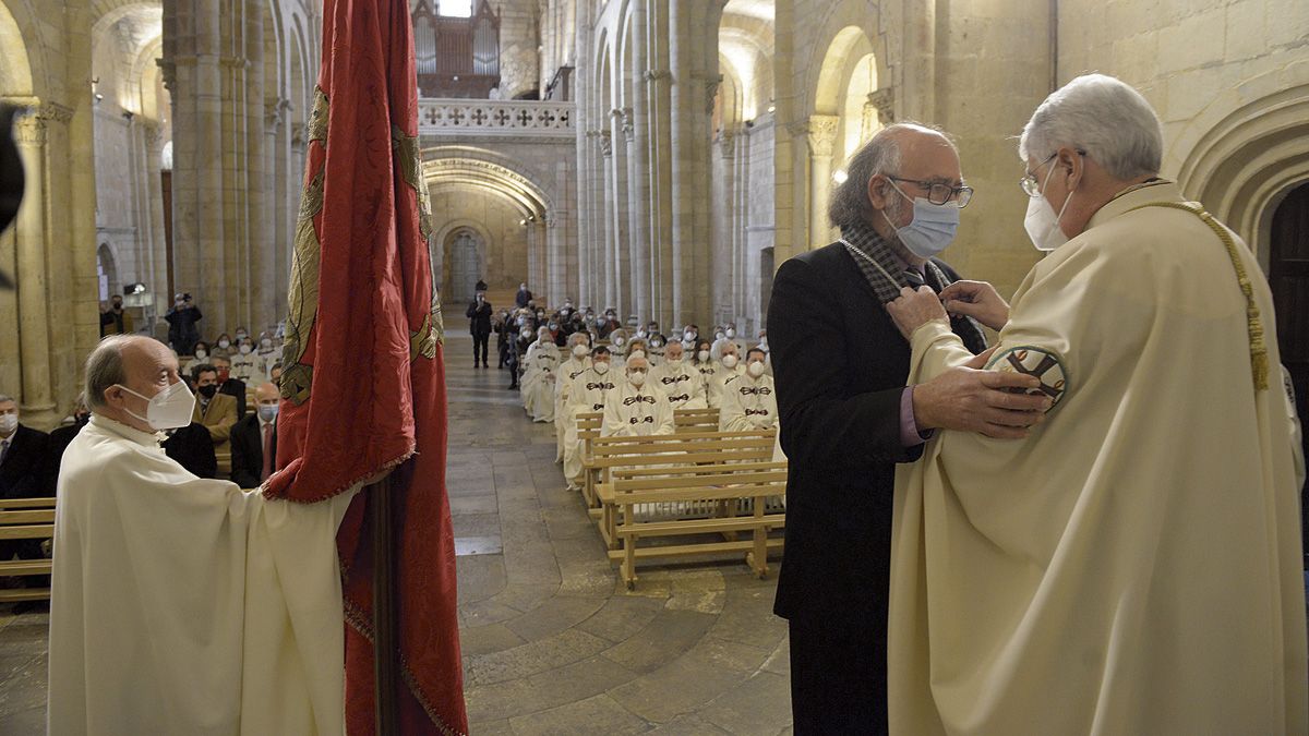 Rogelio Blanco ya es Ilustre Caballero Cofrade de Honor de la Imperial Orden leonesa. | MAURICIO PEÑA Rogelio Blanco ya es Ilustre Caballero Cofrade de Honor de la Imperial Orden leonesa. | MAURICIO PEÑA