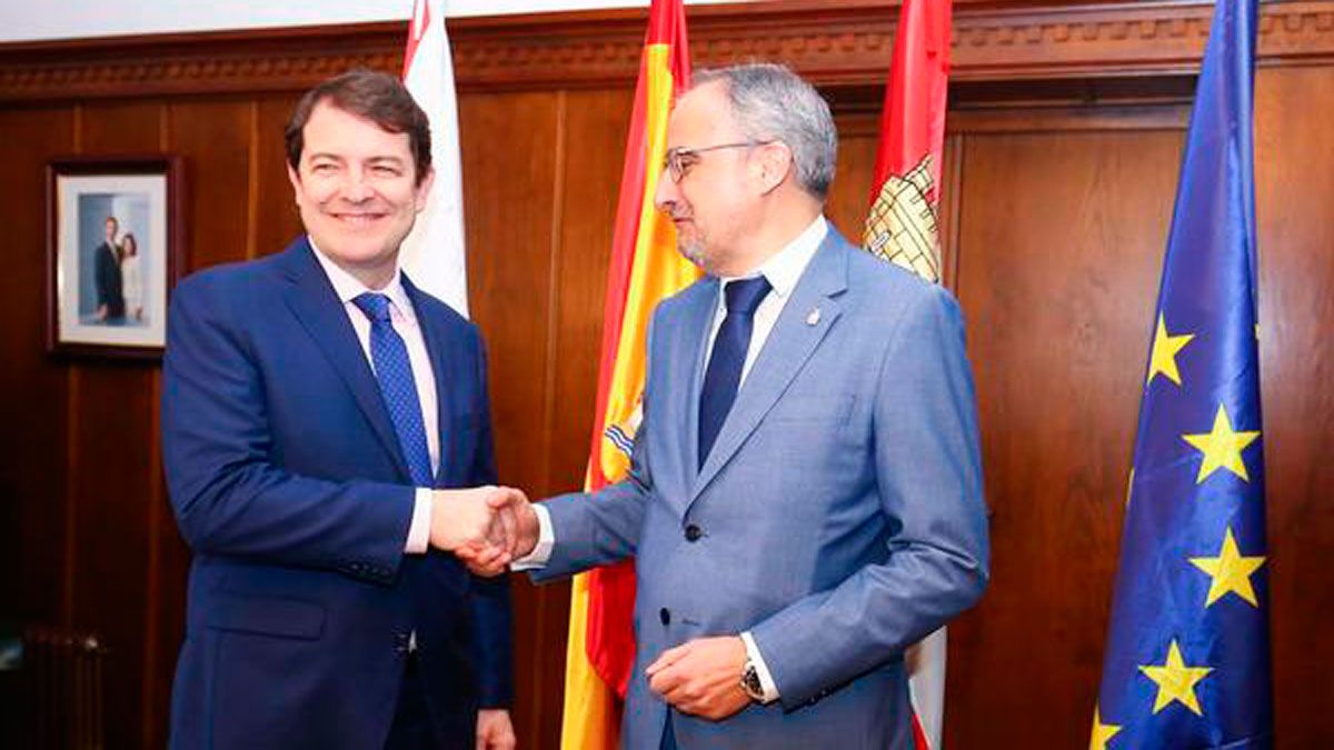 El alcalde con Mañueco en la visita institucional que cursó el actual presidente en funciones.