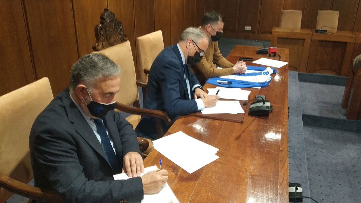 Firma del convenio de cesión del Toralín por 6 años a la Ponferradina. | MAR IGLESIAS