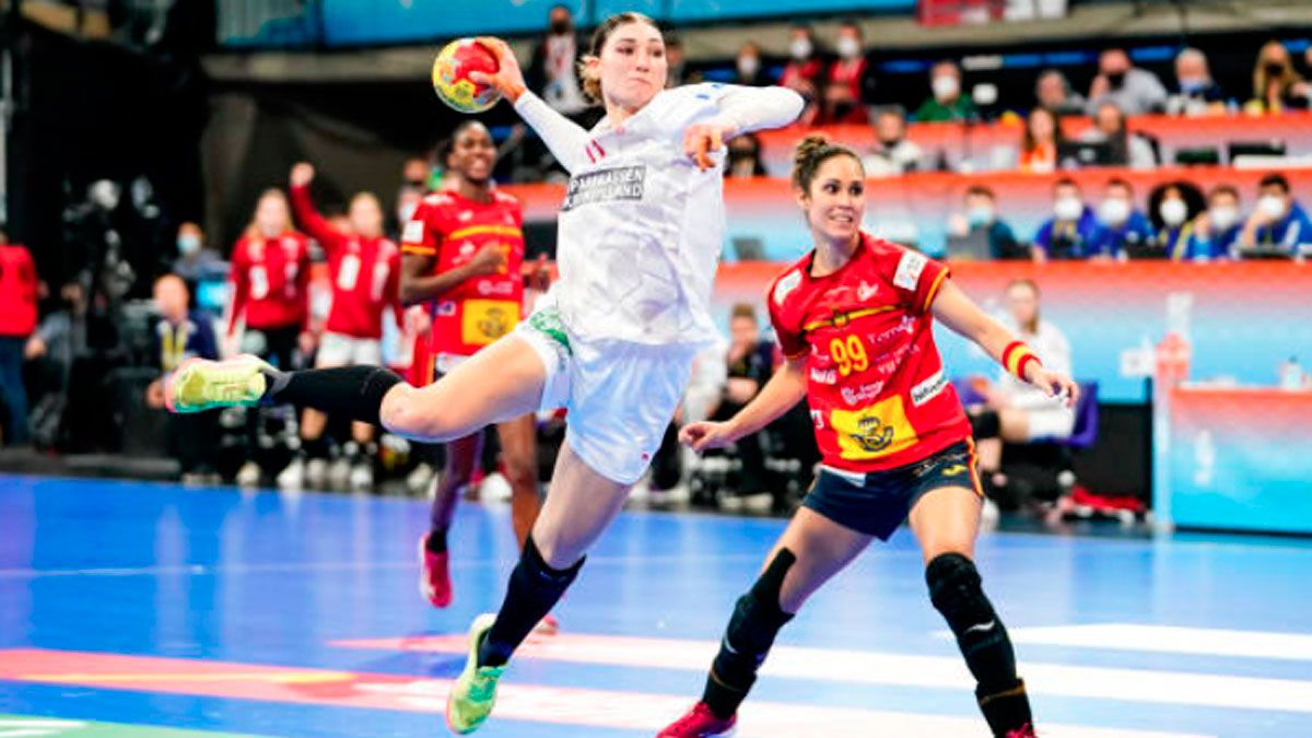 Mireya observa como lanza una jugadora danesa. | IHF