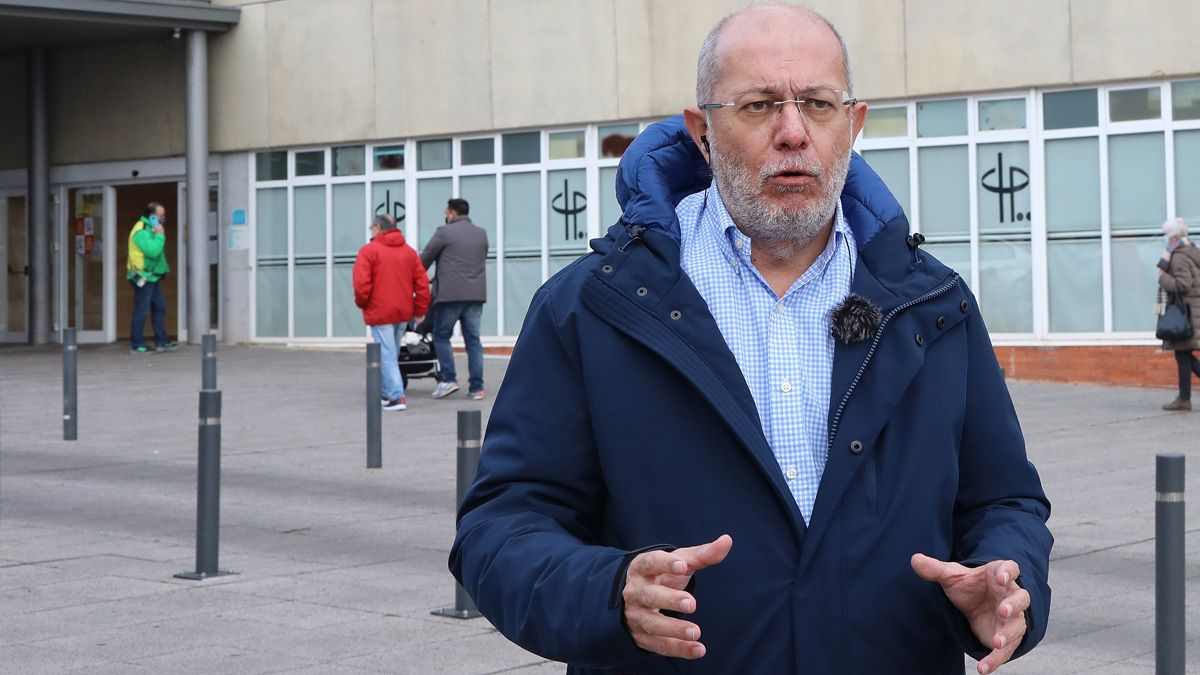 El ya exvicepresidente de la Junta en la entrada del Hospital de Palencia, a donde ha pedido reincorporarse. | ICAL
