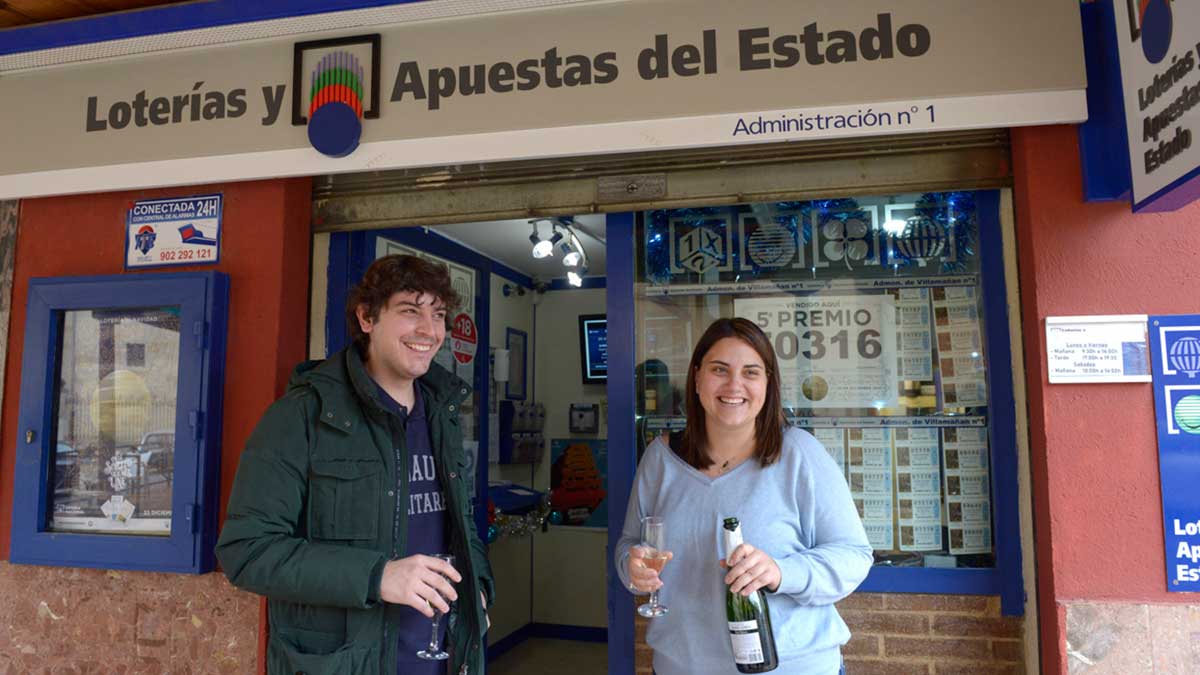Javier Arenas y Patricia Pellitero repartieron suerte a los vecinos de Villamañán. | MAURICIO PEÑA