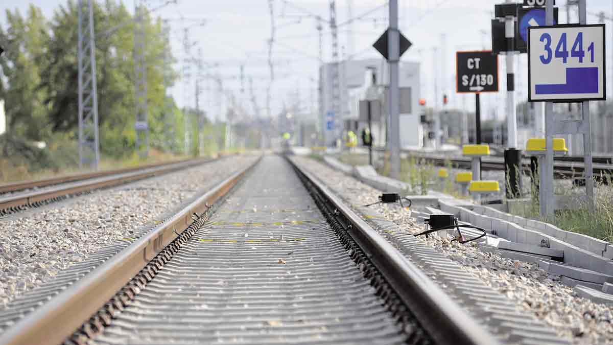 Vista general de la nueva vía por la que circularán los trenes AVE a partir del próximo 29 de septiembre.| DANIEL MARTÍN