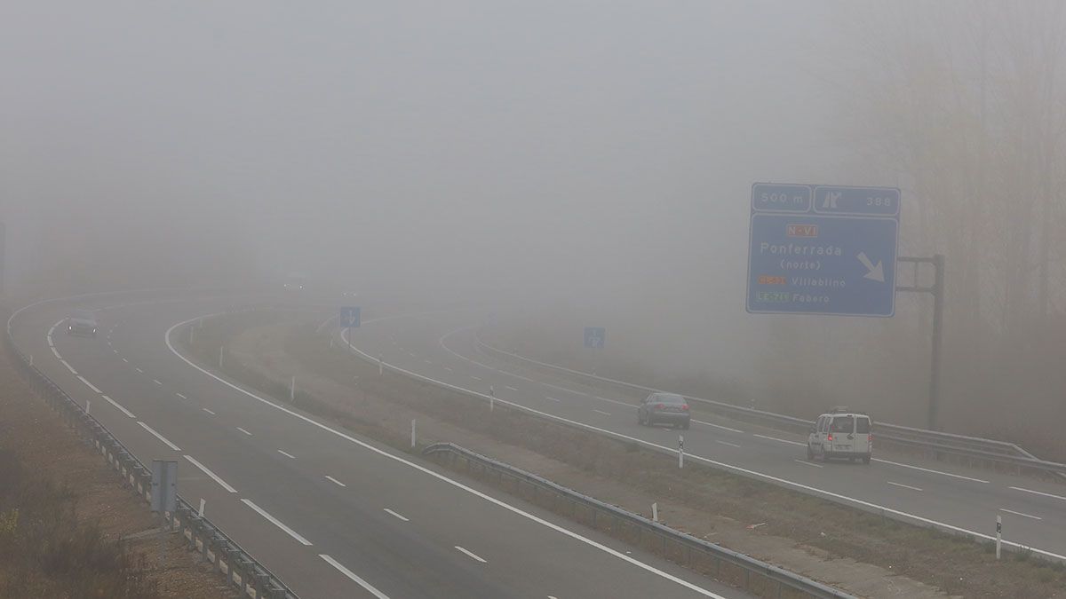 La niebla complica la circulación en las carreteras de León