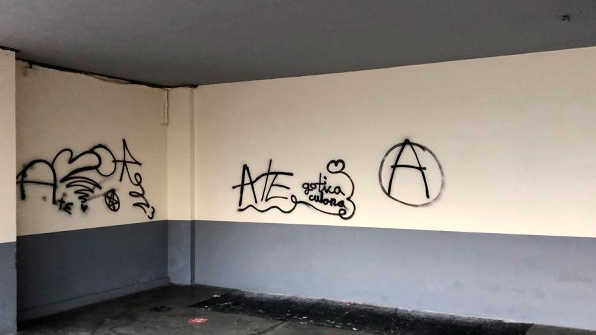 Pintadas retiradas en el Colegio Las Alamedas.