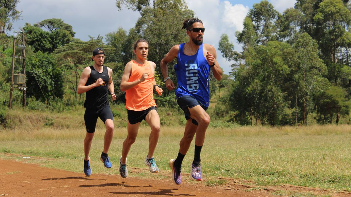 Saúl Ordóñez lidera un grupo de atletas durante uno de sus entrenamientos en Kenia. | L.N.C.